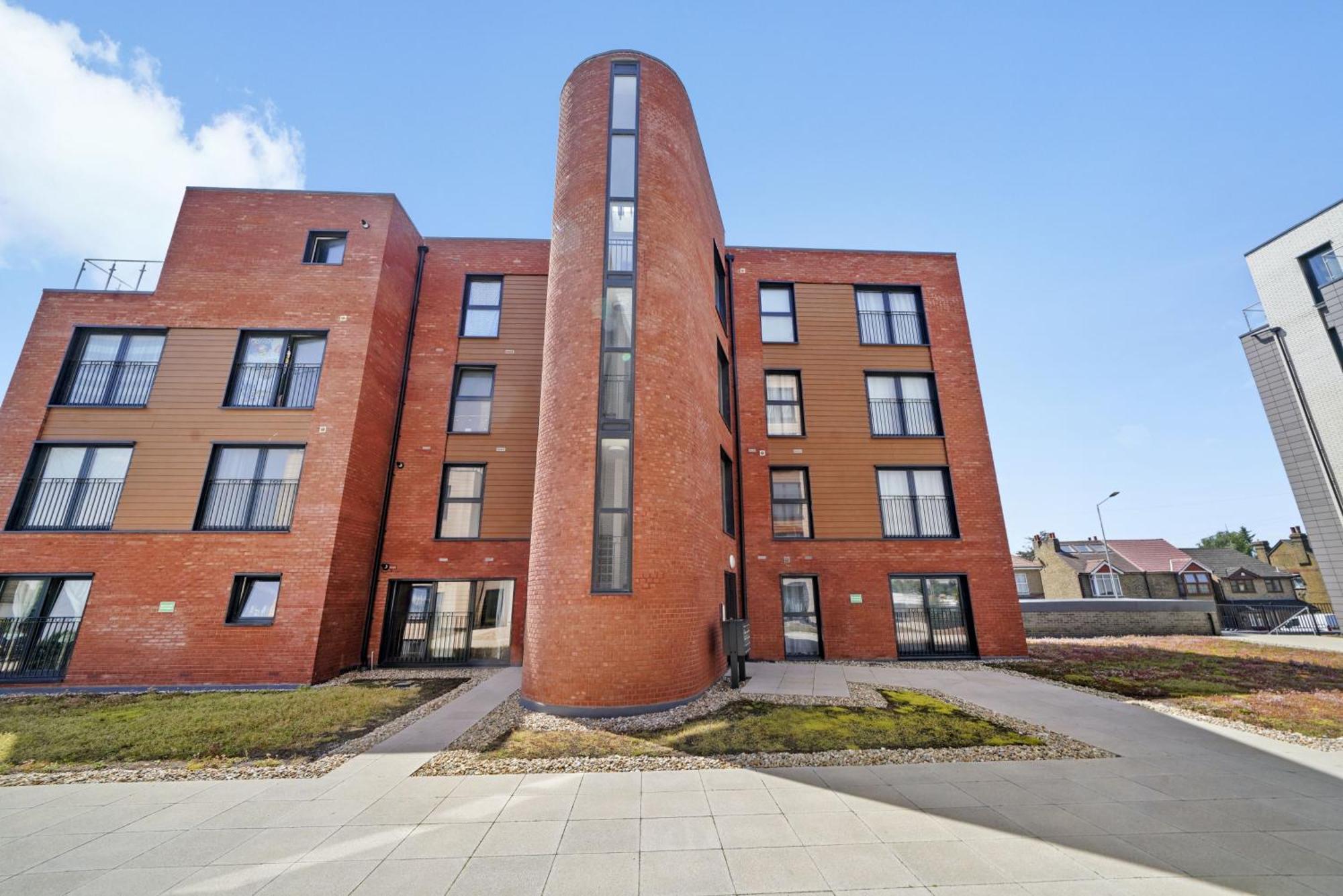 Affordable 1 & 2 Bed In Slough, Great Heathrow Location *