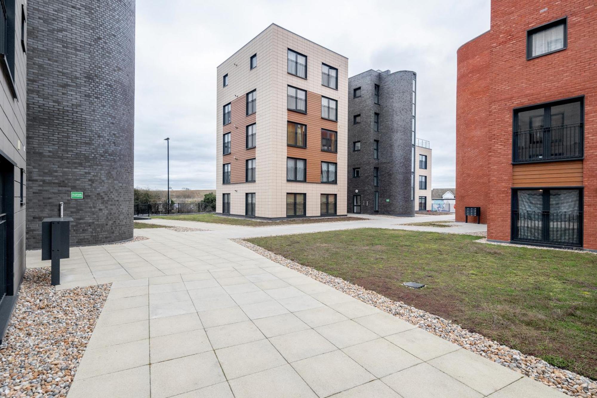 Affordable 1 & 2 Bed In Slough, Great Heathrow Location Apartment Colnbrook