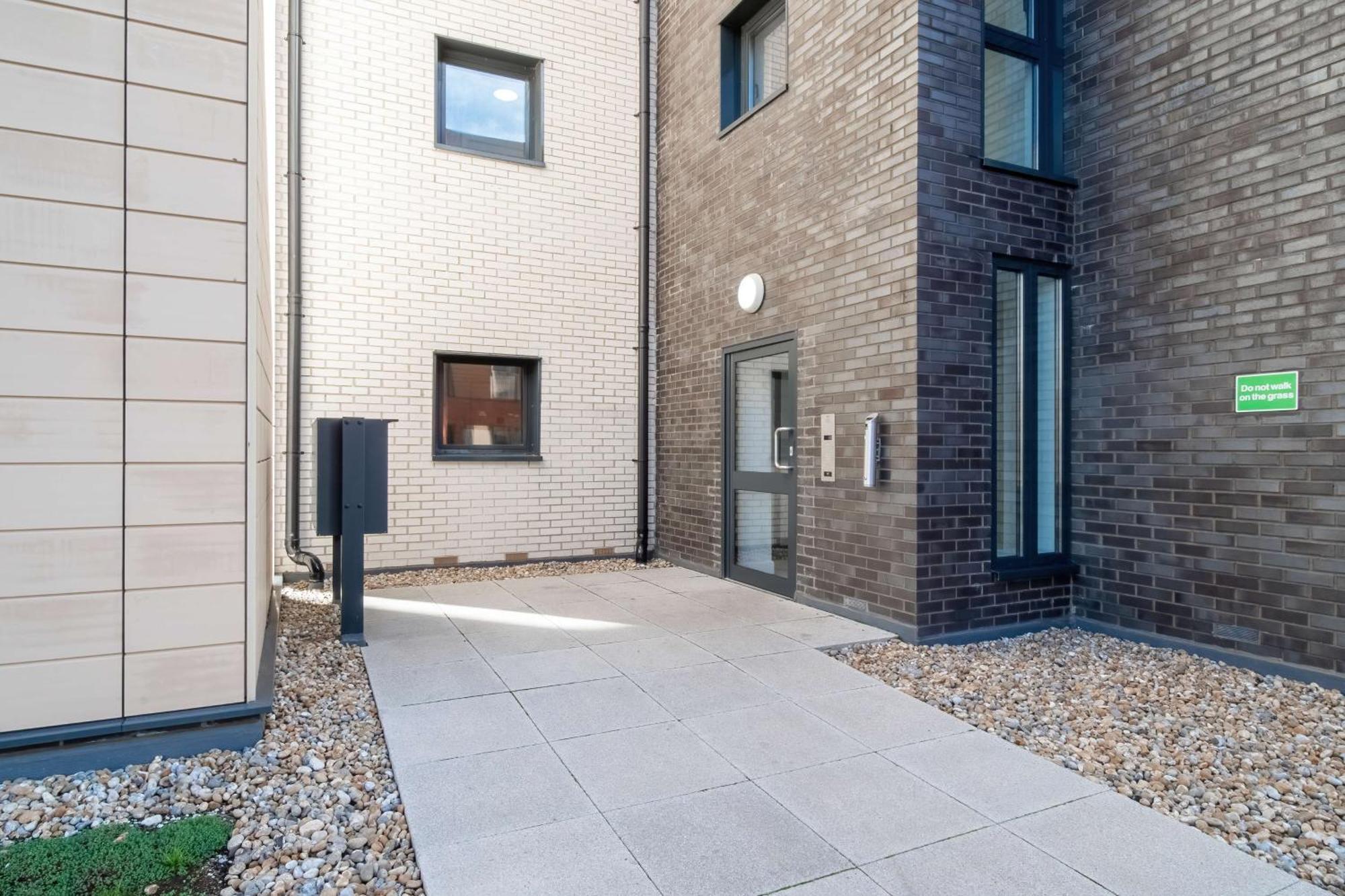 Affordable 1 & 2 Bed In Slough, Great Heathrow Location Apartment Colnbrook
