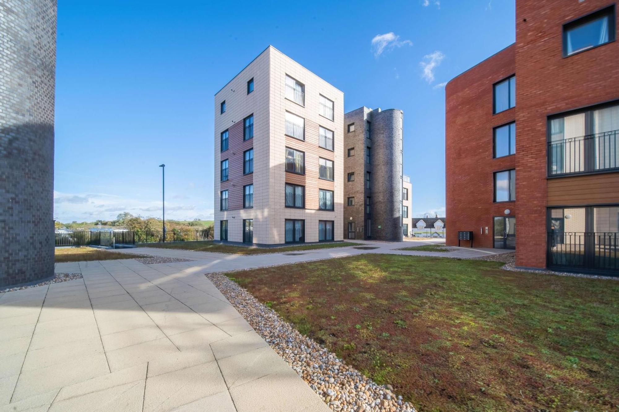 Affordable 1 & 2 Bed In Slough, Great Heathrow Location Apartment Colnbrook