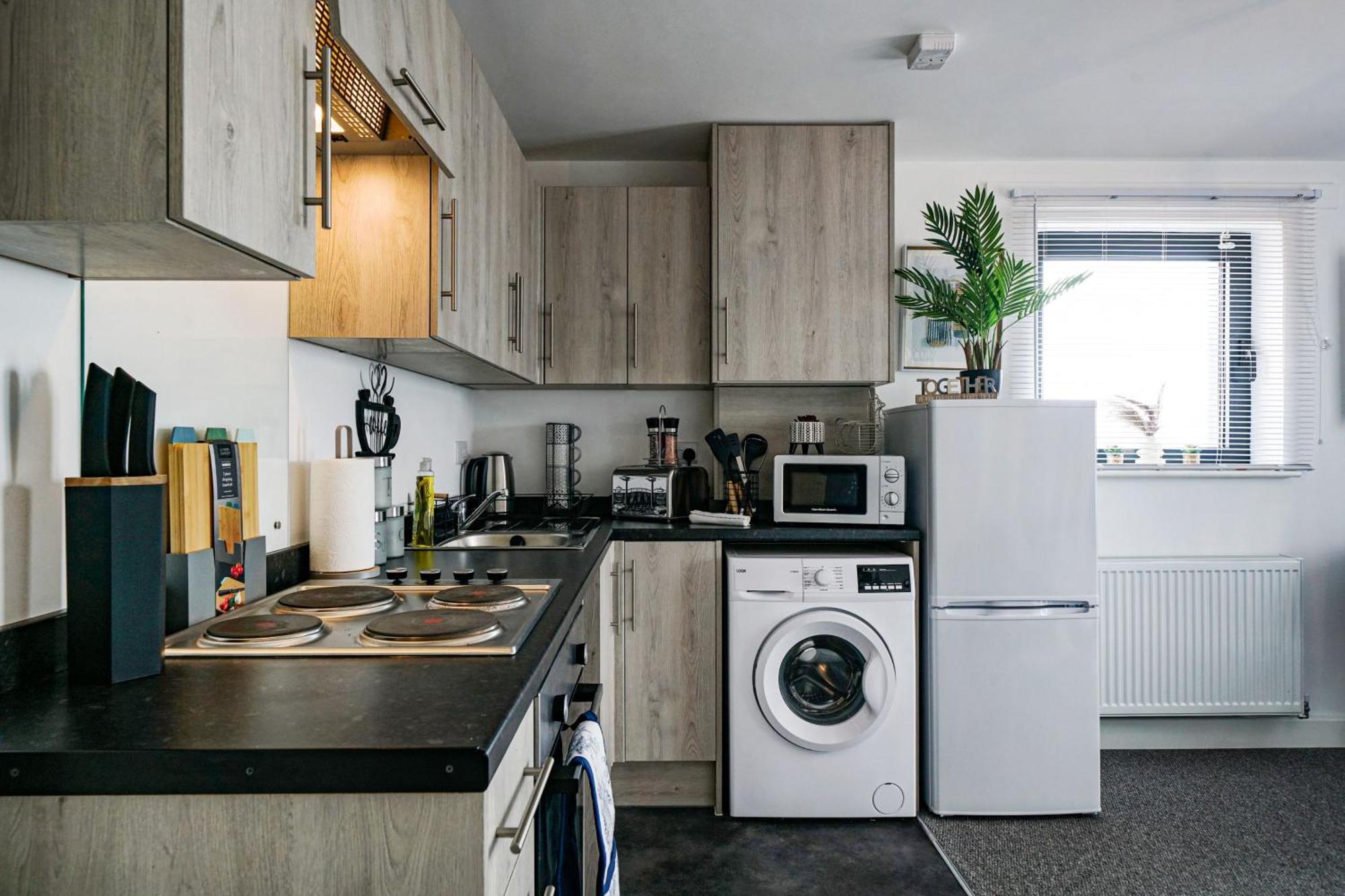 Affordable 1 & 2 Bed In Slough, Great Heathrow Location Apartment *
